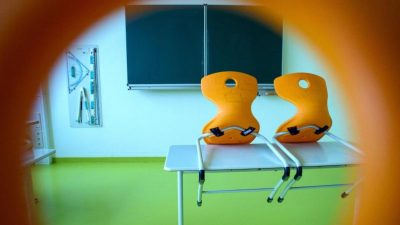 Lehrerverband kritisiert unterschiedliches Vorgehen der Bundesländer – Karliczek fordert zusätzliche Angebote für benachteiligte Schüler