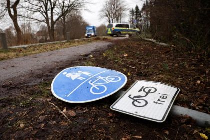 Neumünster: Mann ohne Führerschein überfährt drei Fußgänger – zwei Tote