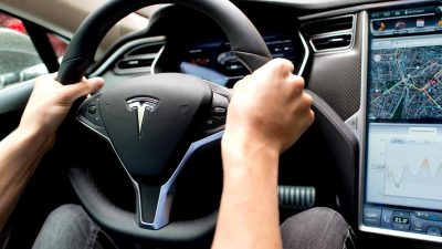 Prüfung von Fehlfunktion von Tesla-Bildschirm dauert an