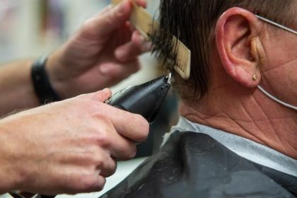 In Bremen dürfen Friseure zu ihren Kunden ins Haus kommen