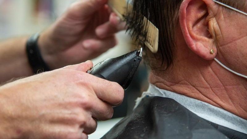 In Bremen dürfen Friseure zu ihren Kunden ins Haus kommen