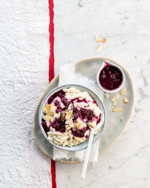 Mandel-Milchreis mit Fruchtkompott