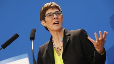 Kramp-Karrenbauer will auch in nächster Regierung Verteidigungsministerin bleiben