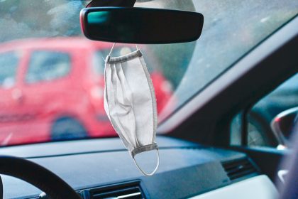 Masken könnten wie Warnwesten in Autos Pflicht werden
