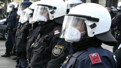 Virales Video zeigt offiziell Deeskalations-Strategie der Polizei Wien bei Corona-Demo