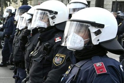 Virales Video zeigt offiziell Deeskalations-Strategie der Polizei Wien bei Corona-Demo