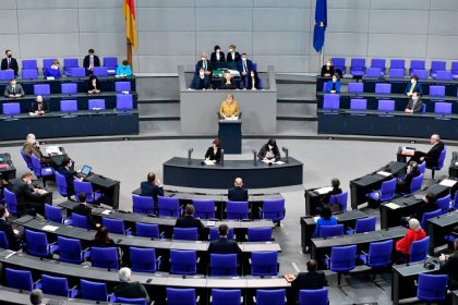 Bundestag verlängert epidemische Lage um drei weitere Monate – 450 Millionen Prämie für Pflegekräfte