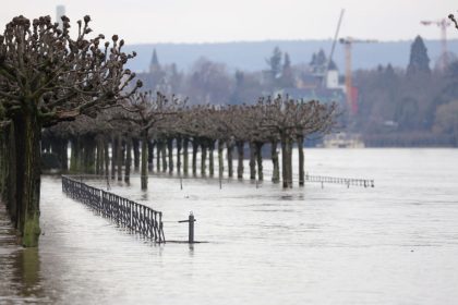 Polizisten holen Stand-Up-Paddler mitten im Schneesturm vom Rhein