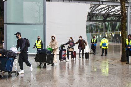 Großbritannien: Hotel-Quarantäne für Reisende aus Hochrisiko-Ländern in Kraft