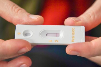 Spitzenverbände rufen Unternehmen zu Corona-Test-Kampagnen auf – Merkel kündigt Prüfung an, ob Wirtschaft Versprechen hält