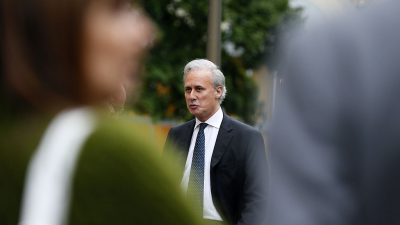 Dreijährige Haftstrafe für französischen Ex-Staatssekretär wegen Vergewaltigung