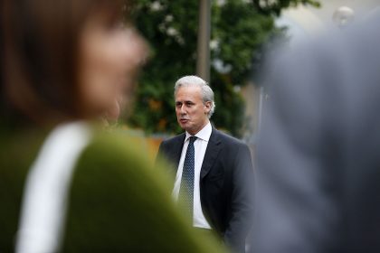 Dreijährige Haftstrafe für französischen Ex-Staatssekretär wegen Vergewaltigung