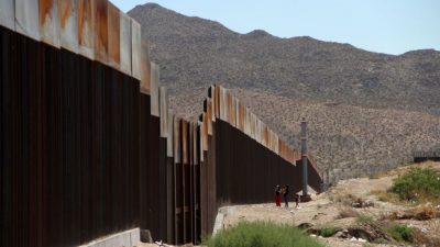 „Schamloses Manöver“: Biden versteigert still und leise Trumps Grenzmauermaterial