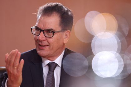 Müller (CSU): Weltweite Impfkampagne darf nicht am Geld scheitern