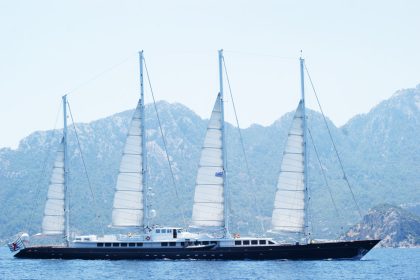 Neunt-größte Segelyacht der Welt vor Malaysia in Brand geraten