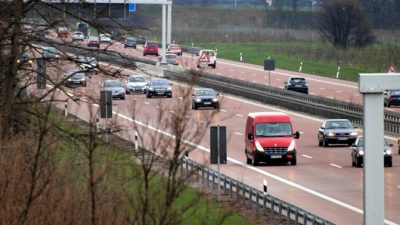 Drei Tote bei schwerem Verkehrsunfall auf der A44 nahe Paderborn