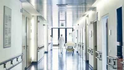 Gerichtsurteil Berlin: Kliniken müssen keine Betten für COVID-19-Patienten freihalten