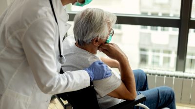 Senioren sterben nach Impfung – Zusammenhang zwischen Infektion und Impfung?