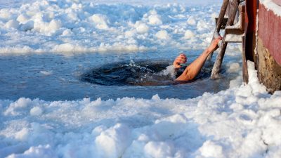 Eisschwimmer nach Rettung aus Berliner See gestorben