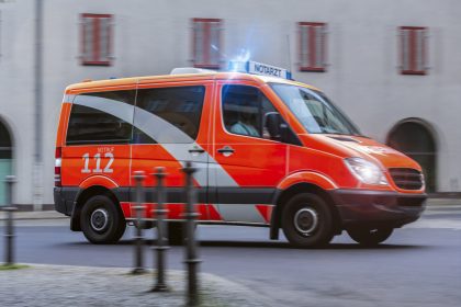 Dreijährige wird von Paketwagen überrollt und stirbt