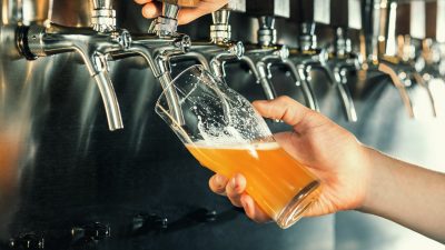 Die bittere Stunde der Brauer: Bier in den Gully schütten
