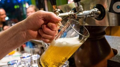 Corona lässt Bier-Absatz auf historisches Tief sinken