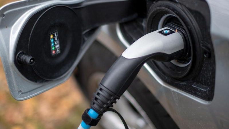 „Spitzenglättung“ könnte Strom für E-Autos und Wärmepumpen rationieren
