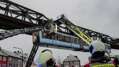 Sechs Menschen aus Schwebebahn in Wuppertal befreit