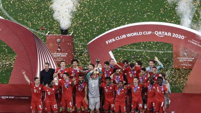 Bayern bejubeln Fußball-Geschichte trotz Turbulenzen
