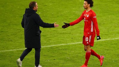 Irrer Fußballabend: Flick lobt Bayern-Mentalität