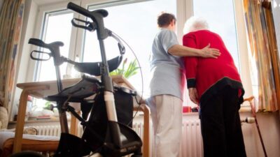 Kein Nachtpersonal: Altenheimpflegerin wählt Notruf