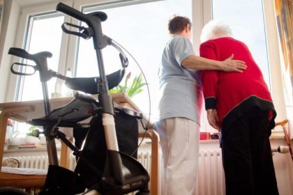 Kein Nachtpersonal: Altenheimpflegerin wählt Notruf