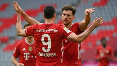 FC Bayern bleibt vorn – Schalke verliert in Stuttgart