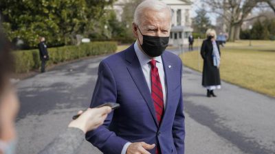 Peinlicher Vorfall: Biden stolpert mehrfach auf dem Weg in die Präsidentenmaschine