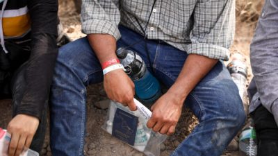 USA: Mexikanische Kartelle verwenden Armbänder, um Menschenschmuggel über die US-Grenze zu verfolgen