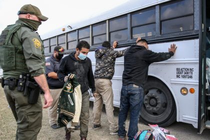 USA: Illegale Einwanderer erhalten 4,38 Milliarden Dollar an Stimulus-Schecks