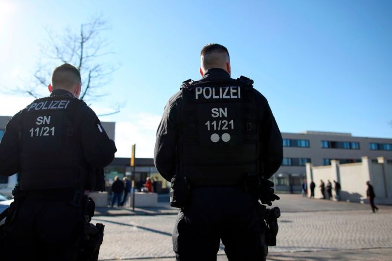 Trotz Verbot versammelten sich Tausende in teils aufgeheizter Stimmung in Dresden