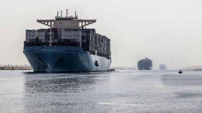 Alles gesperrt: Riesiges Containerschiff blockiert Suez-Kanal