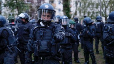 Berliner Polizei räumt linke Szenekneipe in Kreuzberg