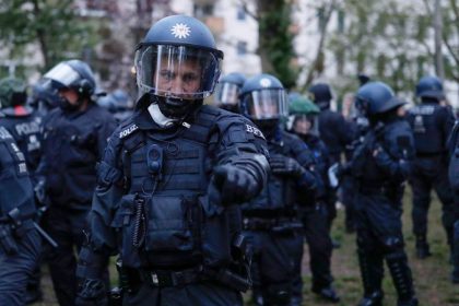 Berliner Polizei räumt linke Szenekneipe in Kreuzberg