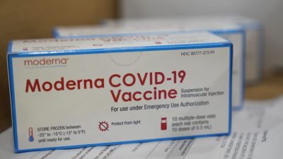 Schachteln mit dem Moderna-COVID-19-Impfstoff vor der Auslieferung in den USA.