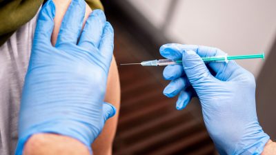 Dingolfing: Nach Corona-Impfung 72-Jähriger tot in seinem Auto am Impfzentrum gefunden