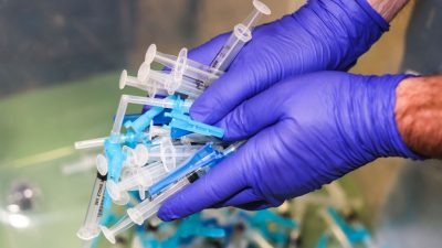 US-Behörden empfehlen Aussetzung von J&J-Impfungen wegen Thrombosefällen – EMA prüft Zusammenhang