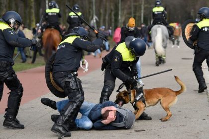 Video: Erneut Corona-Proteste in Den Haag – Polizei geht massiv gegen Demonstranten vor