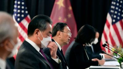 US-China-Treffen: Diplomaten stoßen beim ersten Treffen unter Biden-Regierung heftig aufeinander