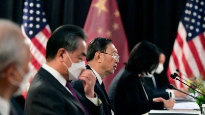 US-China-Treffen: Diplomaten stoßen beim ersten Treffen unter Biden-Regierung heftig aufeinander