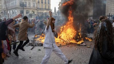 Tausende feiern trotz Corona-Auflagen Karneval in Marseille – Polizei geht gewaltsam gegen Teilnehmer vor