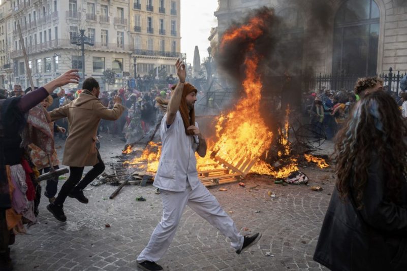 Tausende feiern trotz Corona-Auflagen Karneval in Marseille – Polizei geht gewaltsam gegen Teilnehmer vor