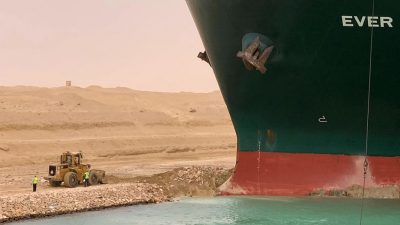 „Ever Given“ quer im Suezkanal – Täglich Waren von 9,6 Mrd. Dollar betroffen