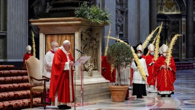 Papst feiert Palmsonntagsmesse mit nur wenigen Gläubigen